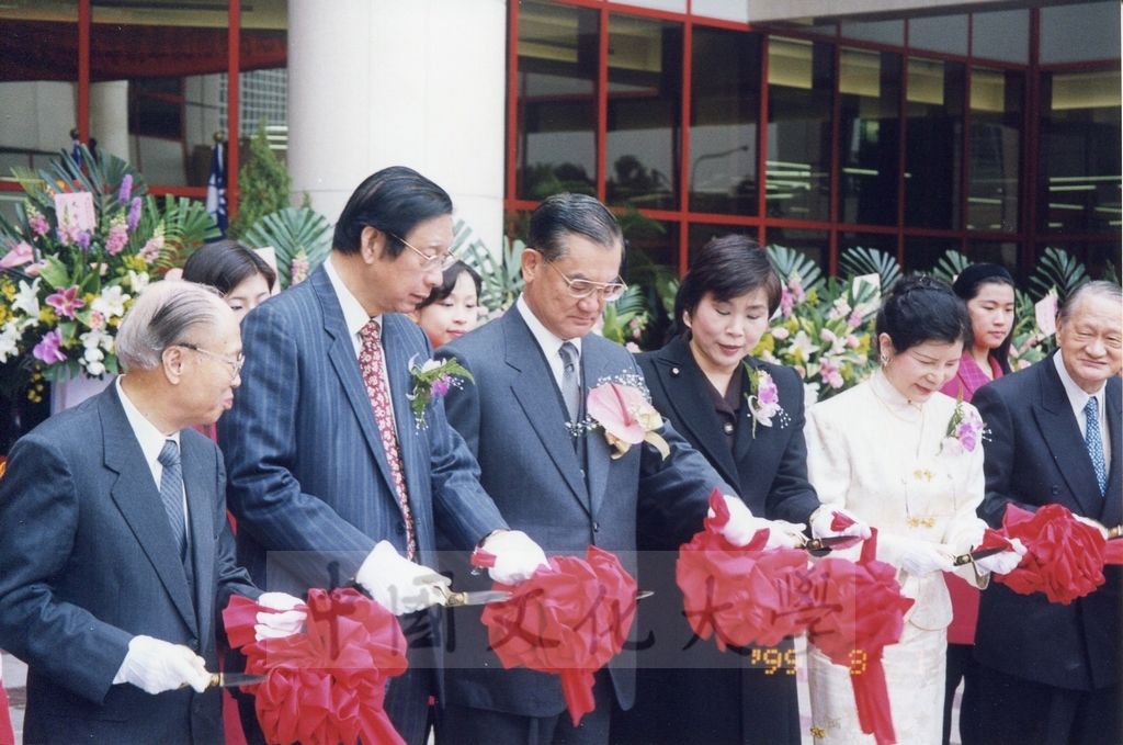 1999年3月1日舉行本校曉峰紀念館落成剪綵儀式的圖檔，第3張，共12張