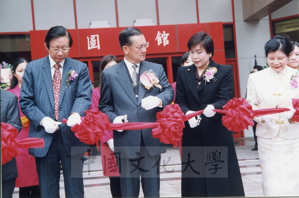 1999年3月1日舉行本校曉峰紀念館落成剪綵儀式的圖檔，第5張，共12張