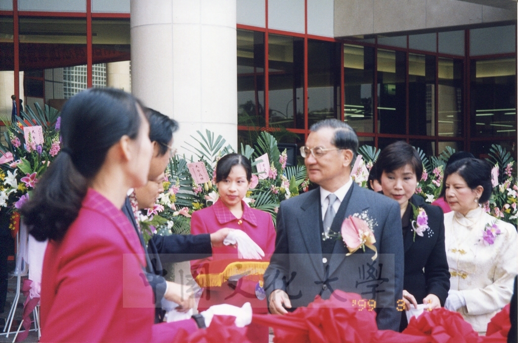 1999年3月1日舉行本校曉峰紀念館落成剪綵儀式的圖檔，第8張，共12張