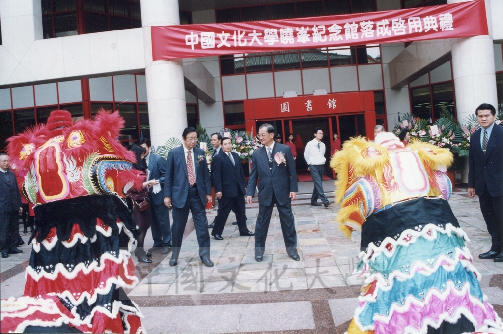 1999年3月1日舉行本校曉峰紀念館落成剪綵儀式的圖檔，第9張，共12張