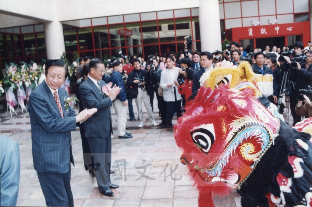 1999年3月1日舉行本校曉峰紀念館落成剪綵儀式的圖檔，第10張，共12張