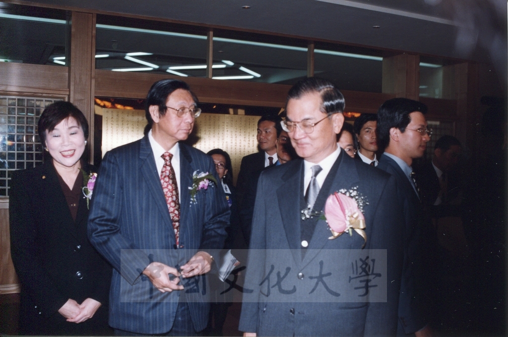 1999年3月1日董事長張鏡湖、董事穆閩珠陪同副總統連戰等貴賓參觀校史室及圖書館景況的圖檔，第3張，共17張