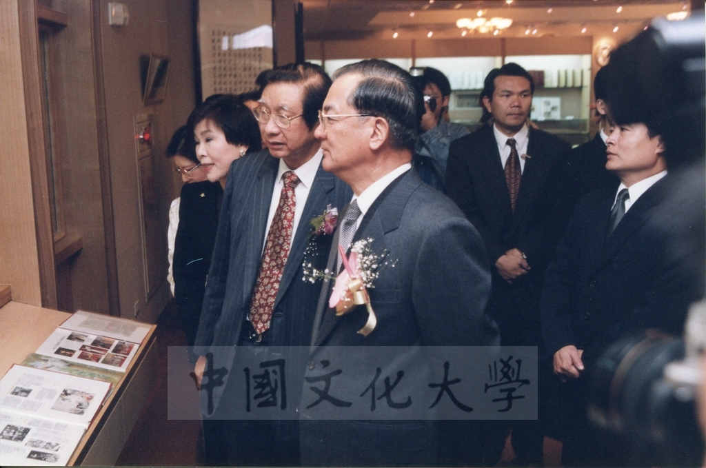 1999年3月1日董事長張鏡湖、董事穆閩珠陪同副總統連戰等貴賓參觀校史室及圖書館景況的圖檔，第4張，共17張