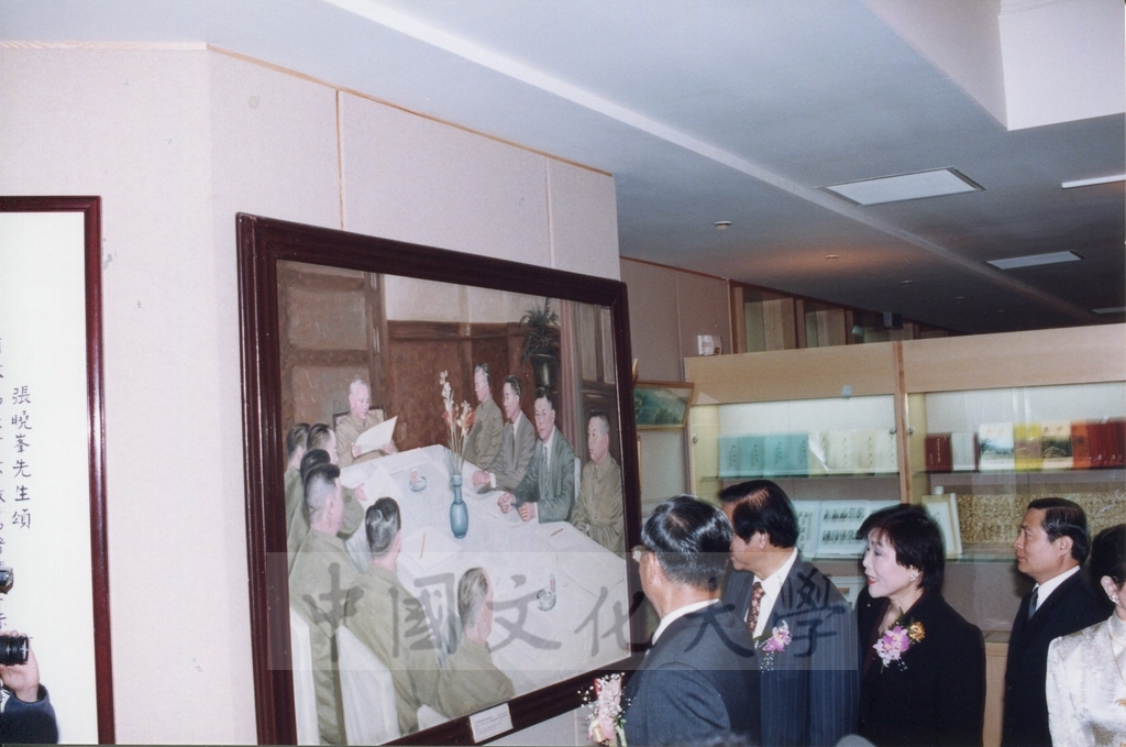 1999年3月1日董事長張鏡湖、董事穆閩珠陪同副總統連戰等貴賓參觀校史室及圖書館景況的圖檔，第5張，共17張