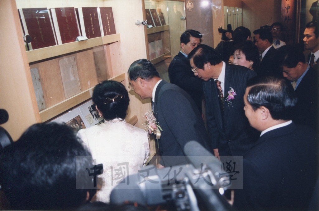 1999年3月1日董事長張鏡湖、董事穆閩珠陪同副總統連戰等貴賓參觀校史室及圖書館景況的圖檔，第7張，共17張