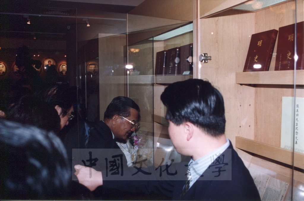 1999年3月1日董事長張鏡湖、董事穆閩珠陪同副總統連戰等貴賓參觀校史室及圖書館景況的圖檔，第8張，共17張