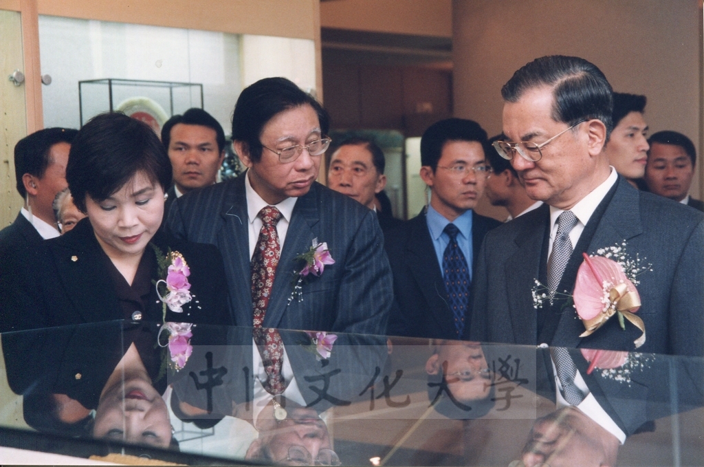 1999年3月1日董事長張鏡湖、董事穆閩珠陪同副總統連戰等貴賓參觀校史室及圖書館景況的圖檔，第9張，共17張