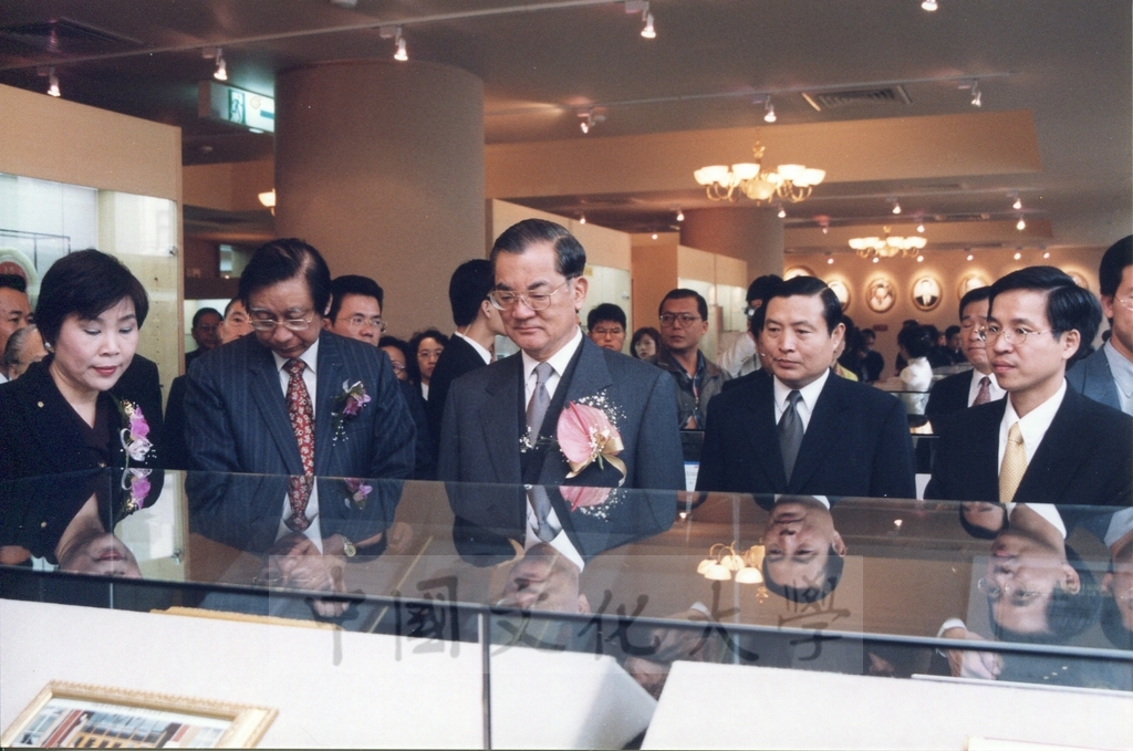 1999年3月1日董事長張鏡湖、董事穆閩珠陪同副總統連戰等貴賓參觀校史室及圖書館景況的圖檔，第10張，共17張