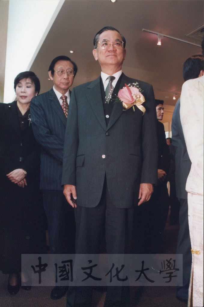 1999年3月1日董事長張鏡湖、董事穆閩珠陪同副總統連戰等貴賓參觀校史室及圖書館景況的圖檔，第12張，共17張