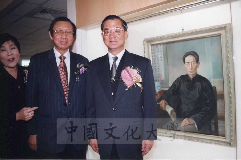 1999年3月1日董事長張鏡湖、董事穆閩珠陪同副總統連戰等貴賓參觀校史室及圖書館景況的圖檔，第13張，共17張