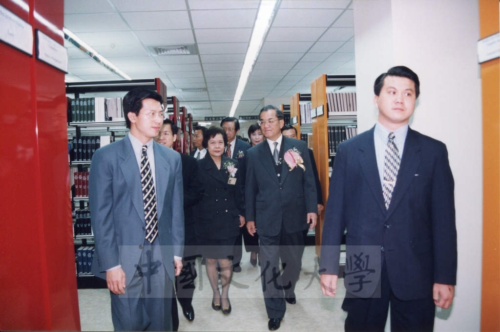 1999年3月1日董事長張鏡湖、董事穆閩珠陪同副總統連戰等貴賓參觀校史室及圖書館景況的圖檔，第14張，共17張
