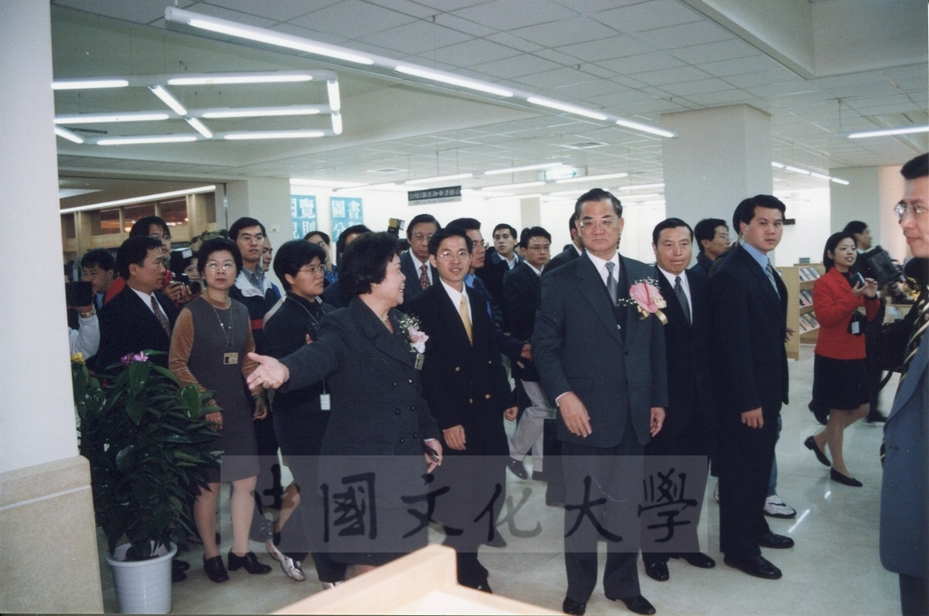 1999年3月1日董事長張鏡湖、董事穆閩珠陪同副總統連戰等貴賓參觀校史室及圖書館景況的圖檔，第15張，共17張