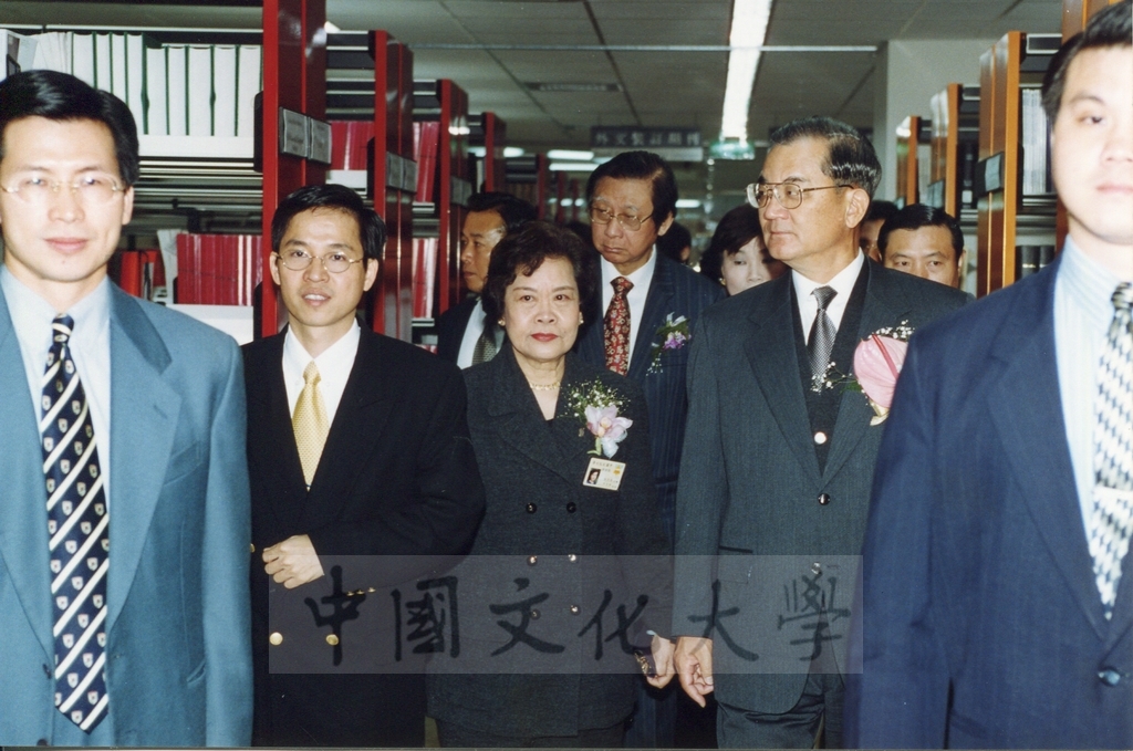 1999年3月1日董事長張鏡湖、董事穆閩珠陪同副總統連戰等貴賓參觀校史室及圖書館景況的圖檔，第16張，共17張