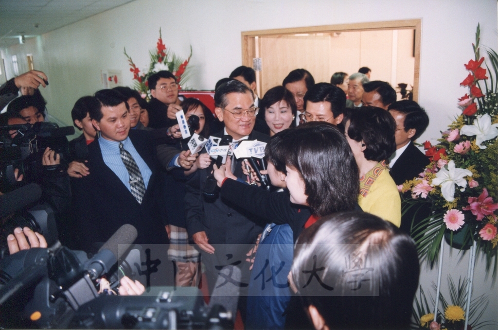 1999年3月1日董事長張鏡湖、董事穆閩珠陪同副總統連戰等貴賓參觀校史室及圖書館景況的圖檔，第17張，共17張