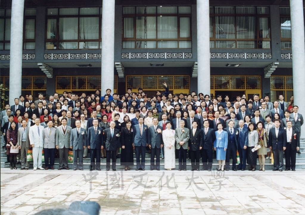 1999年3月1日副總統連戰蒞臨本校參加曉峰紀念館落成啟用典禮時於大成館前與師生合影留念的圖檔，第1張，共4張