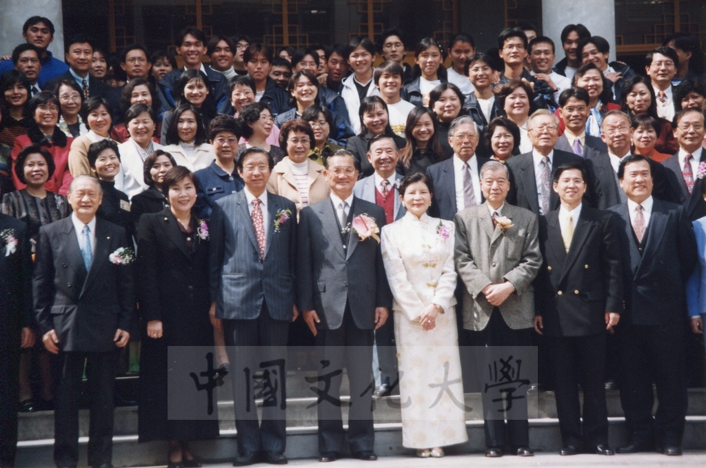 1999年3月1日副總統連戰蒞臨本校參加曉峰紀念館落成啟用典禮時於大成館前與師生合影留念的圖檔，第2張，共4張