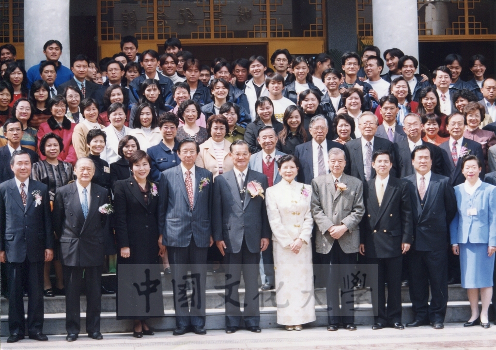 1999年3月1日副總統連戰蒞臨本校參加曉峰紀念館落成啟用典禮時於大成館前與師生合影留念的圖檔，第3張，共4張