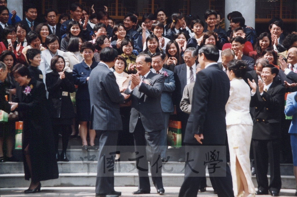 1999年3月1日副總統連戰蒞臨本校參加曉峰紀念館落成啟用典禮時於大成館前與師生合影留念的圖檔，第4張，共4張