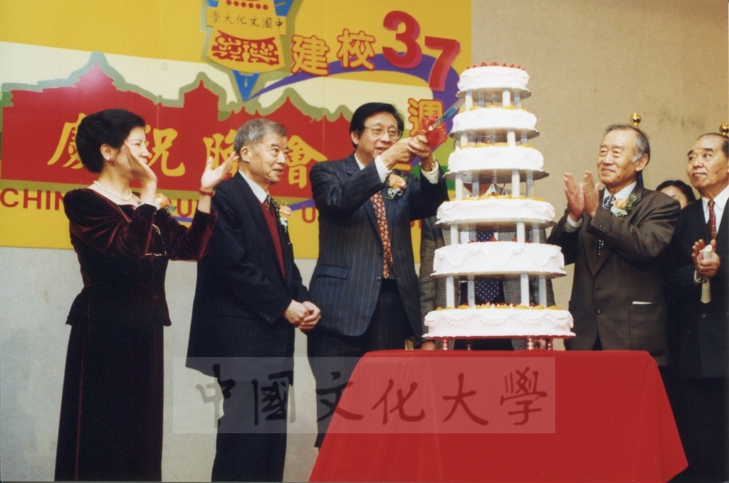 1999年3月1日中國文化大學建校37週年校慶慶祝晚會的圖檔，第8張，共33張