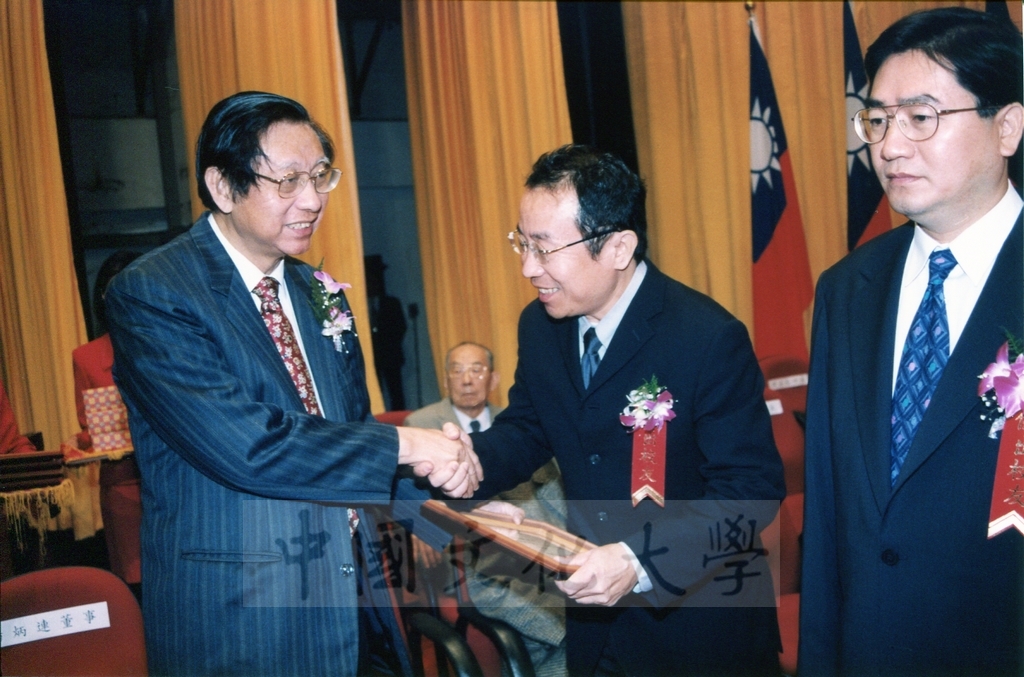 1999年3月1日中國文化大學建校37週年校慶大會頒贈傑出校友當選證書的圖檔，第1張，共3張