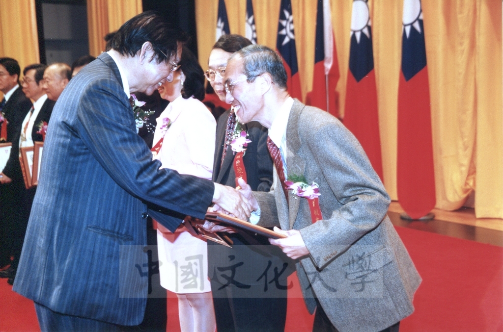 1999年3月1日中國文化大學建校37週年校慶大會頒贈傑出校友當選證書的圖檔，第2張，共3張