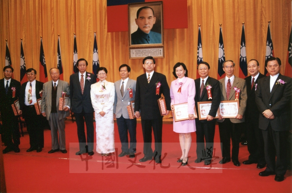 1999年3月1日中國文化大學建校37週年校慶大會頒贈傑出校友當選證書的圖檔，第3張，共3張