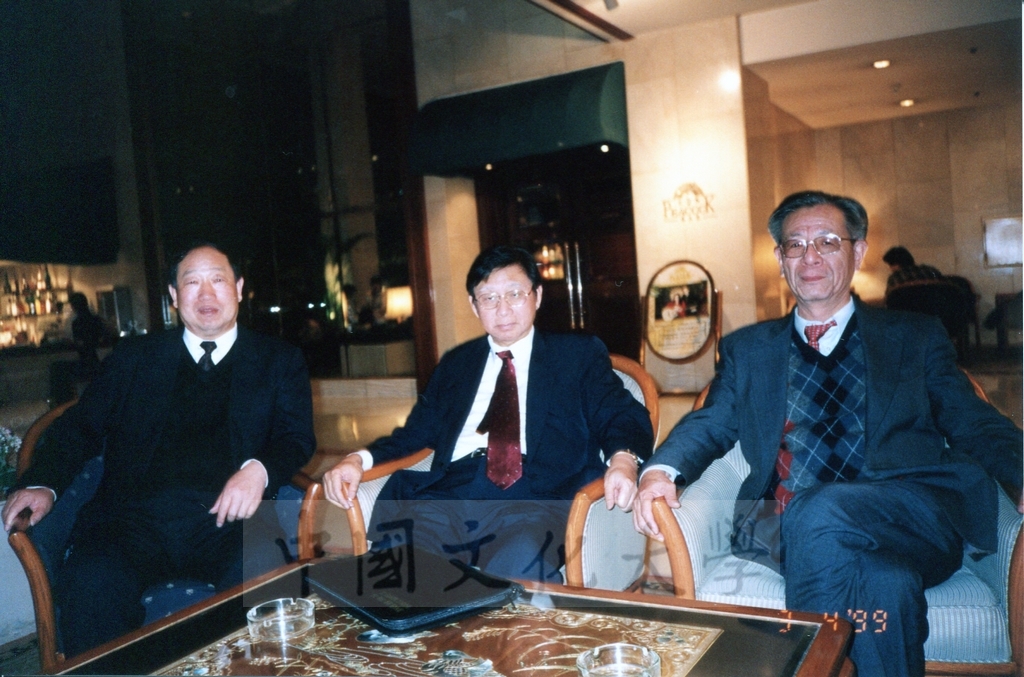 1999年4月3日至4月10日本校教職員自強活動在董事長張鏡湖、校長林彩梅引領下前往中國大陸北京、上海、蘇州八日遊的圖檔，第1張，共43張