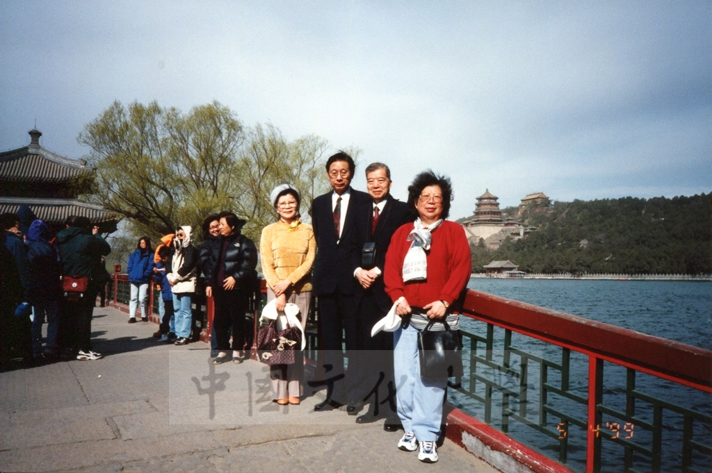 1999年4月3日至4月10日本校教職員自強活動在董事長張鏡湖、校長林彩梅引領下前往中國大陸北京、上海、蘇州八日遊的圖檔，第2張，共43張