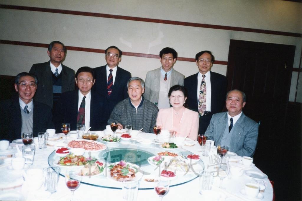 1999年4月3日至4月10日本校教職員自強活動在董事長張鏡湖、校長林彩梅引領下前往中國大陸北京、上海、蘇州八日遊的圖檔，第3張，共43張