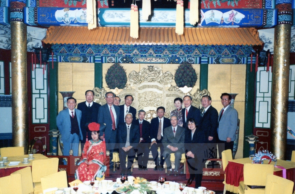 1999年4月3日至4月10日本校教職員自強活動在董事長張鏡湖、校長林彩梅引領下前往中國大陸北京、上海、蘇州八日遊的圖檔，第9張，共43張