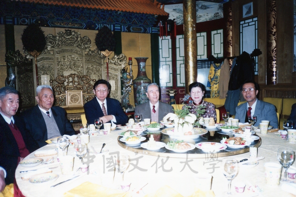 1999年4月3日至4月10日本校教職員自強活動在董事長張鏡湖、校長林彩梅引領下前往中國大陸北京、上海、蘇州八日遊的圖檔，第10張，共43張