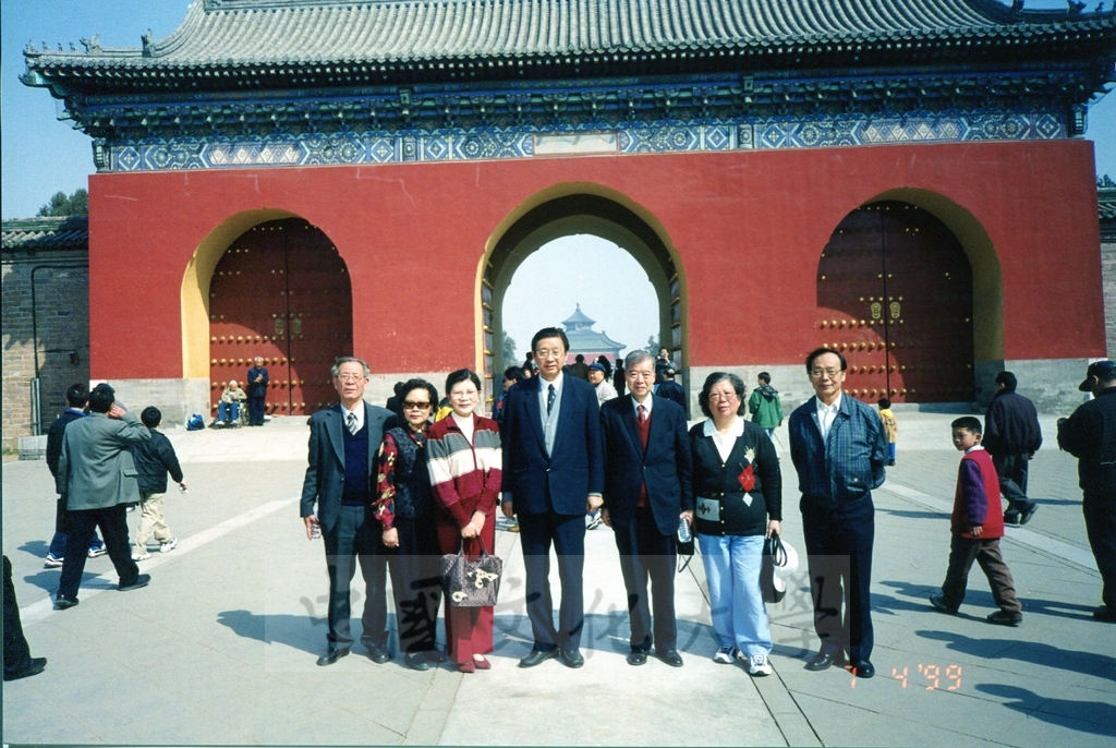 1999年4月3日至4月10日本校教職員自強活動在董事長張鏡湖、校長林彩梅引領下前往中國大陸北京、上海、蘇州八日遊的圖檔，第17張，共43張