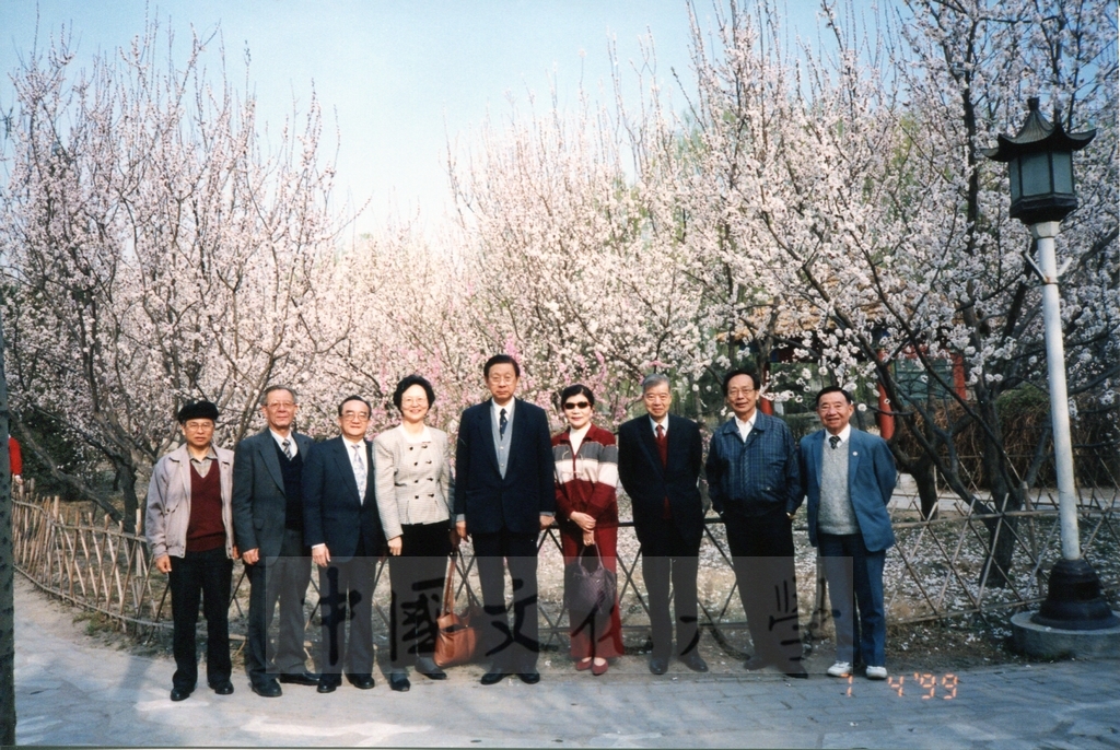 1999年4月3日至4月10日本校教職員自強活動在董事長張鏡湖、校長林彩梅引領下前往中國大陸北京、上海、蘇州八日遊的圖檔，第21張，共43張