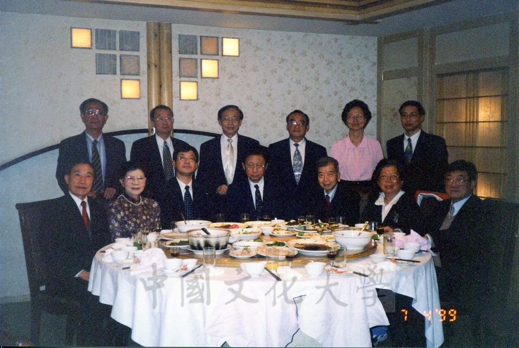 1999年4月3日至4月10日本校教職員自強活動在董事長張鏡湖、校長林彩梅引領下前往中國大陸北京、上海、蘇州八日遊的圖檔，第23張，共43張