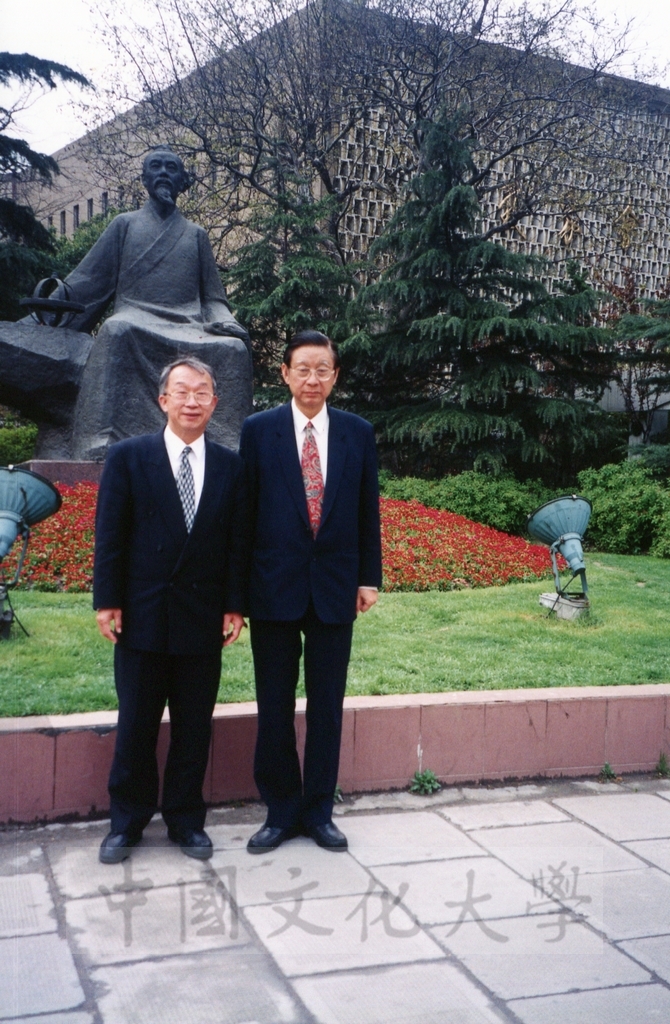 1999年4月3日至4月10日本校教職員自強活動在董事長張鏡湖、校長林彩梅引領下前往中國大陸北京、上海、蘇州八日遊的圖檔，第25張，共43張