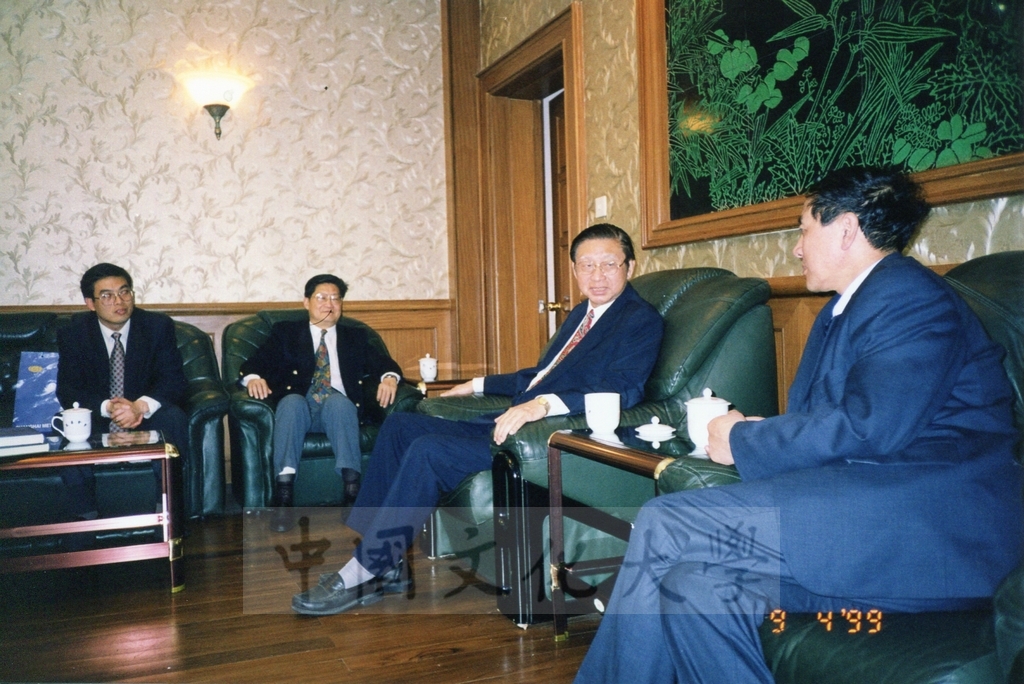 1999年4月3日至4月10日本校教職員自強活動在董事長張鏡湖、校長林彩梅引領下前往中國大陸北京、上海、蘇州八日遊的圖檔，第28張，共43張