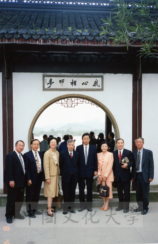 1999年4月8日董事長張鏡湖率同校長林彩梅、學院院長拜訪浙江大學的圖檔，第5張，共28張