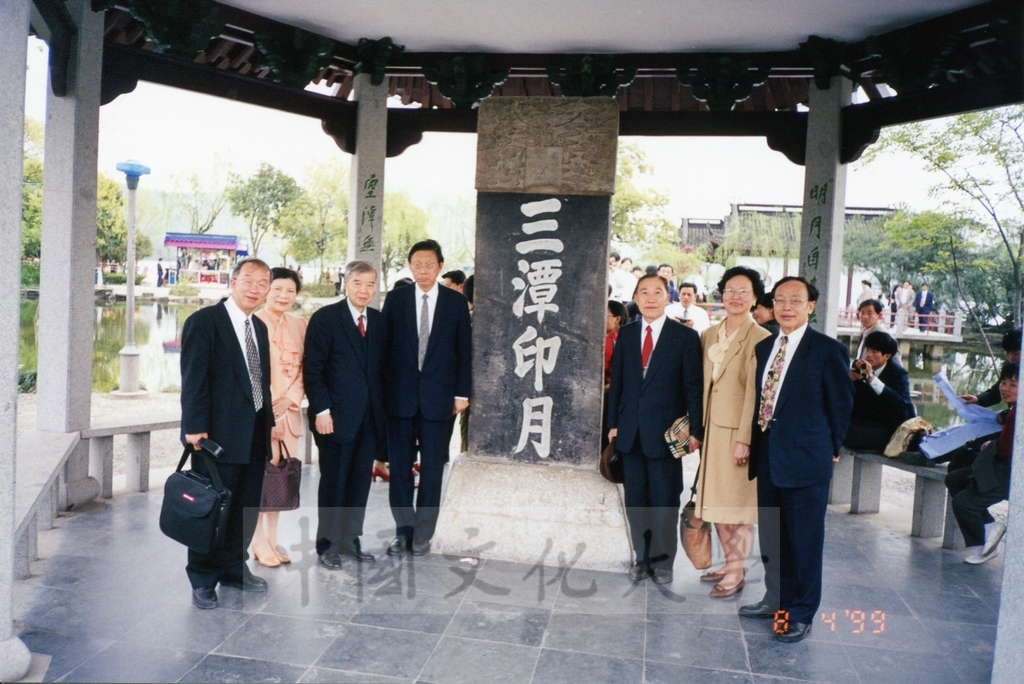 1999年4月8日董事長張鏡湖率同校長林彩梅、學院院長拜訪浙江大學的圖檔，第6張，共28張