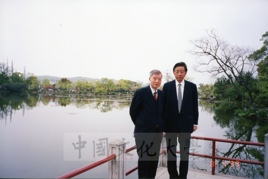 1999年4月8日董事長張鏡湖率同校長林彩梅、學院院長拜訪浙江大學的圖檔，第7張，共28張