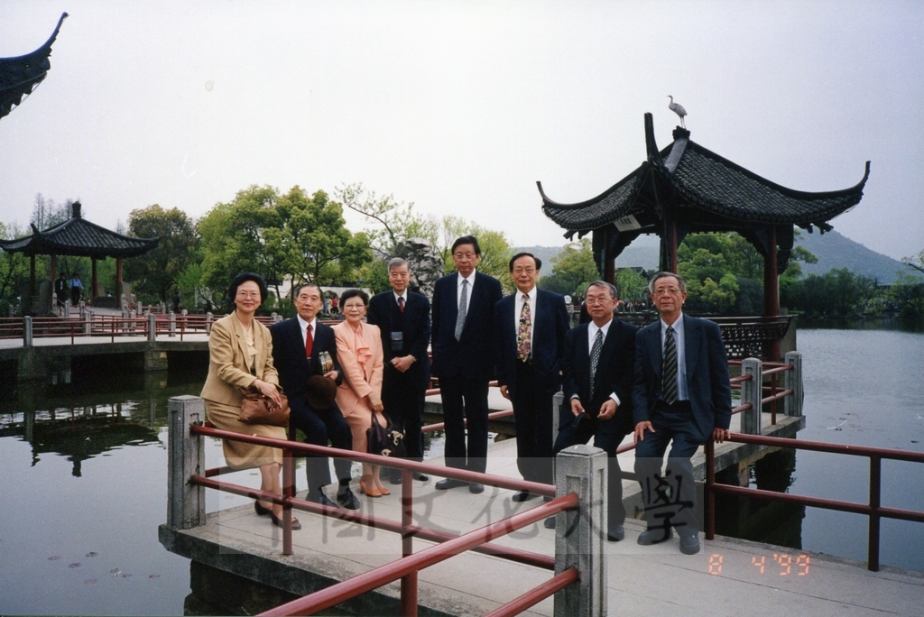 1999年4月8日董事長張鏡湖率同校長林彩梅、學院院長拜訪浙江大學的圖檔，第8張，共28張