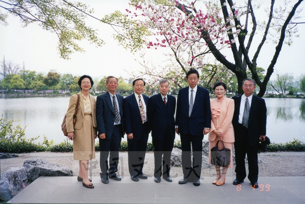 1999年4月8日董事長張鏡湖率同校長林彩梅、學院院長拜訪浙江大學的圖檔，第9張，共28張