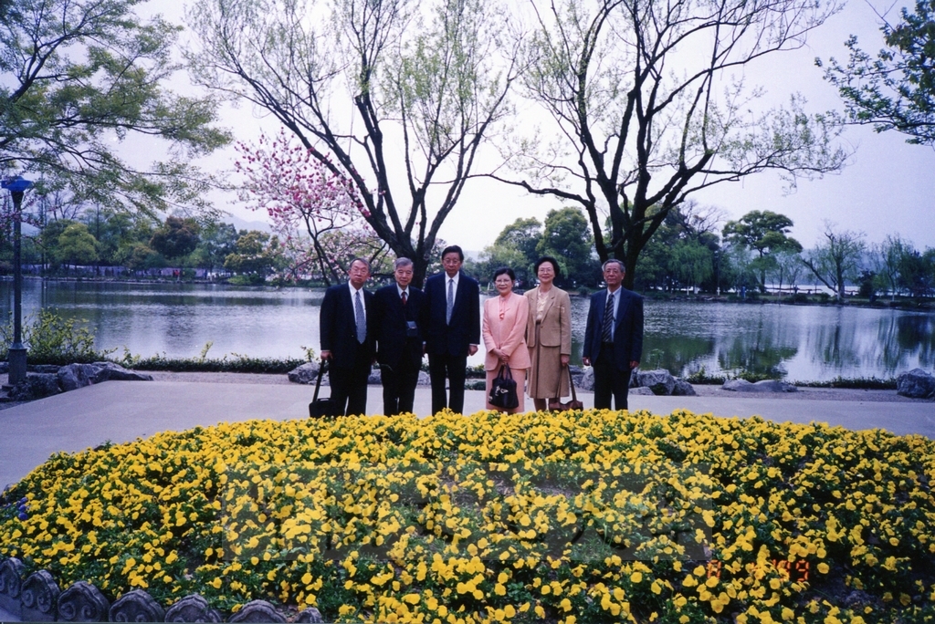 1999年4月8日董事長張鏡湖率同校長林彩梅、學院院長拜訪浙江大學的圖檔，第10張，共28張