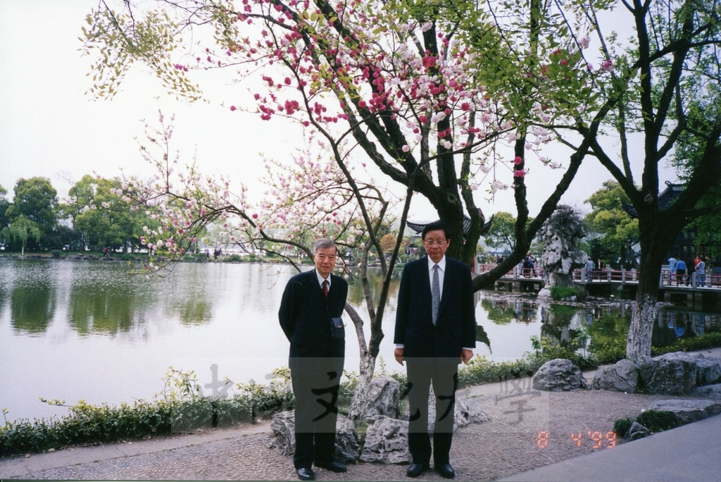 1999年4月8日董事長張鏡湖率同校長林彩梅、學院院長拜訪浙江大學的圖檔，第11張，共28張