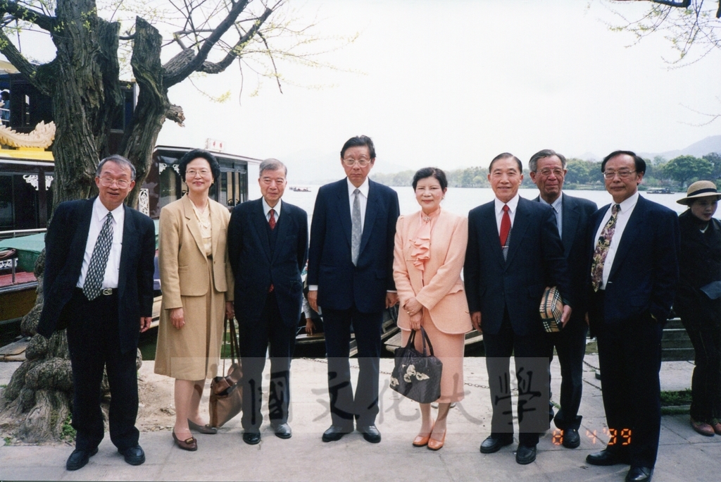1999年4月8日董事長張鏡湖率同校長林彩梅、學院院長拜訪浙江大學的圖檔，第12張，共28張