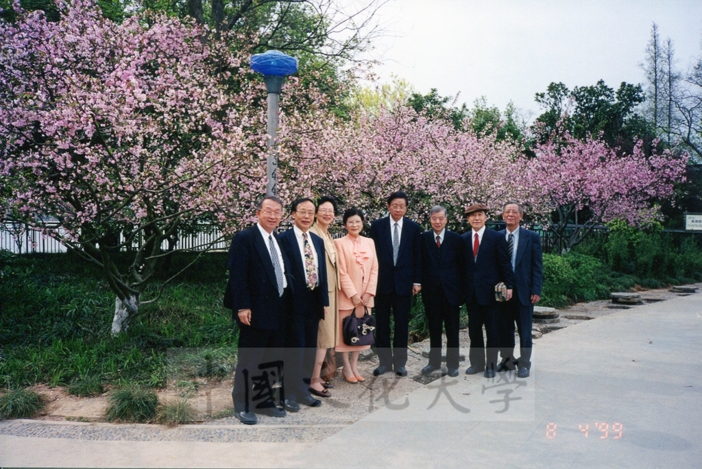1999年4月8日董事長張鏡湖率同校長林彩梅、學院院長拜訪浙江大學的圖檔，第14張，共28張