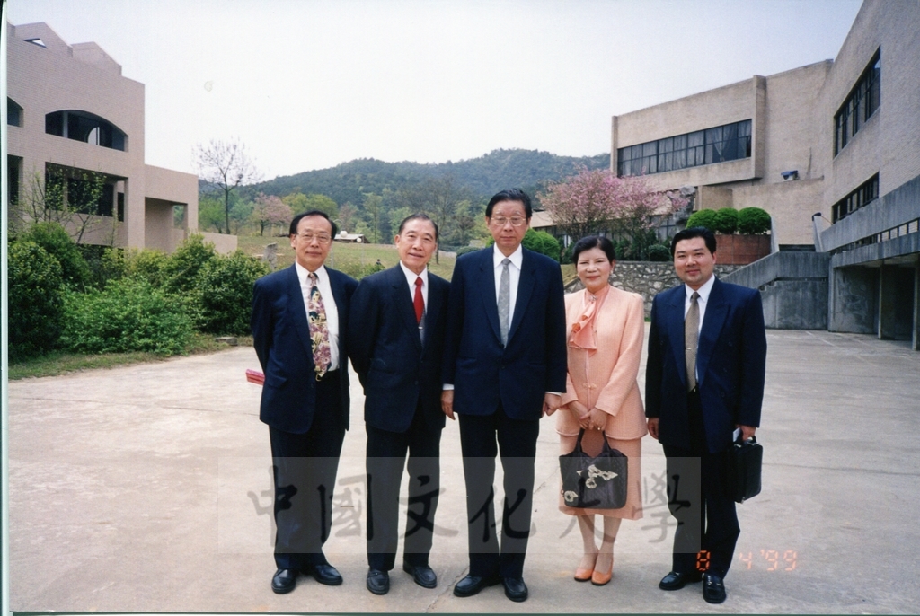 1999年4月8日董事長張鏡湖率同校長林彩梅、學院院長拜訪浙江大學的圖檔，第15張，共28張
