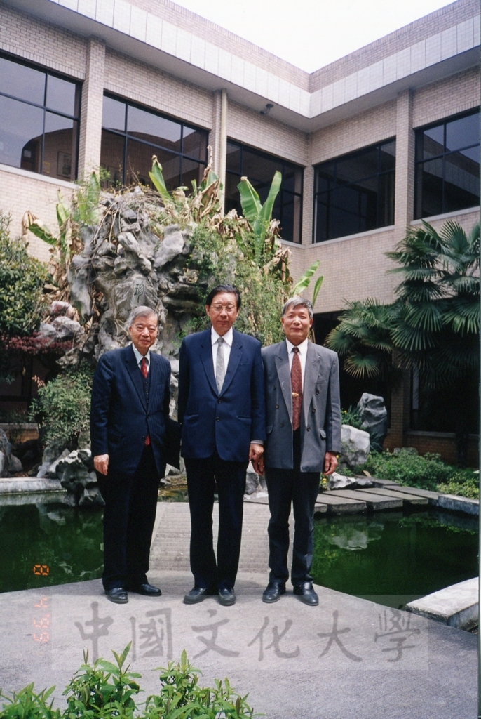 1999年4月8日董事長張鏡湖率同校長林彩梅、學院院長拜訪浙江大學的圖檔，第16張，共28張