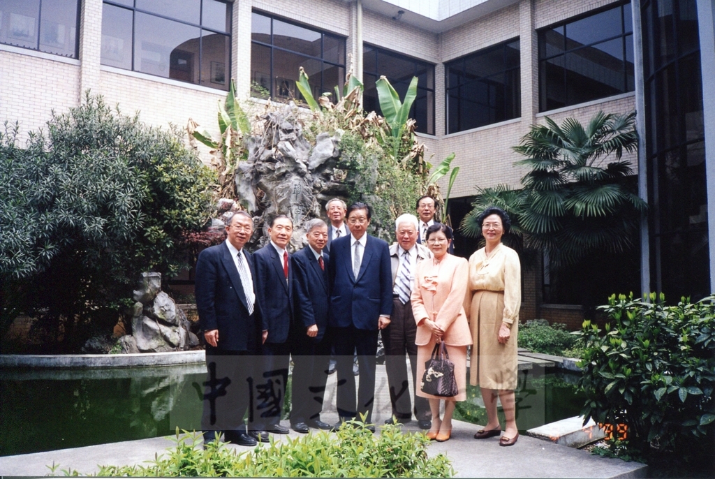1999年4月8日董事長張鏡湖率同校長林彩梅、學院院長拜訪浙江大學的圖檔，第17張，共28張