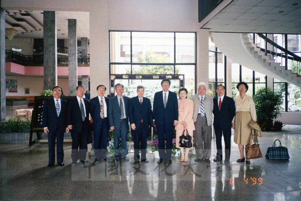 1999年4月8日董事長張鏡湖率同校長林彩梅、學院院長拜訪浙江大學的圖檔，第19張，共28張