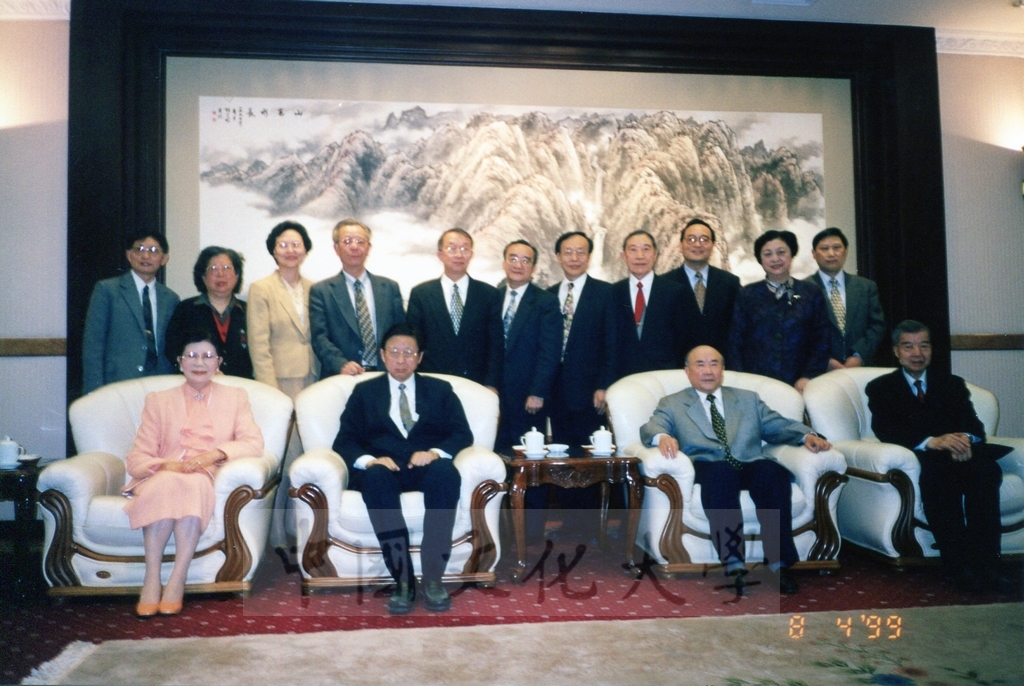 1999年4月8日董事長張鏡湖率同校長林彩梅、學院院長拜訪浙江大學的圖檔，第20張，共28張
